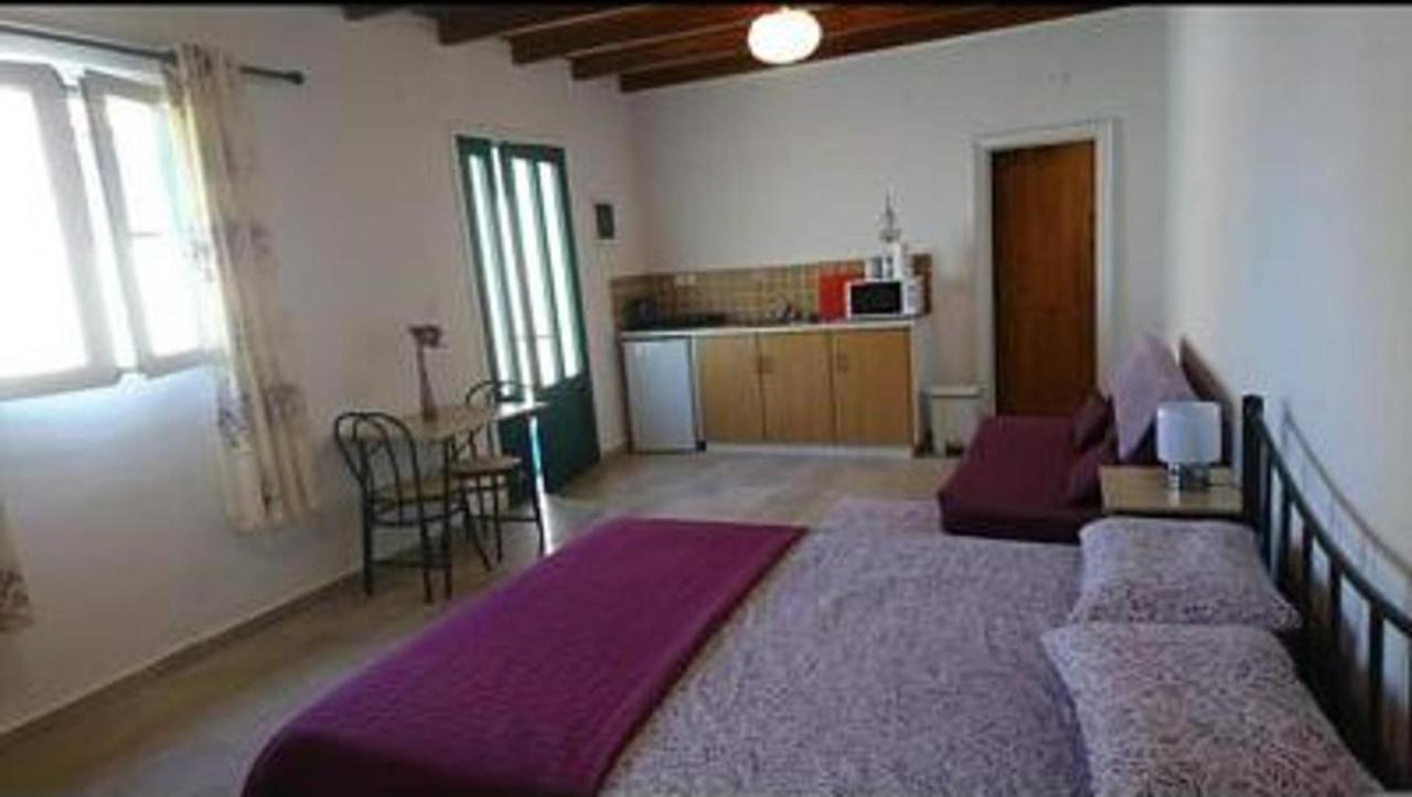Lovely Studio In Strinilas With Its Own Pool Esterno foto