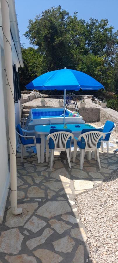 Lovely Studio In Strinilas With Its Own Pool Esterno foto