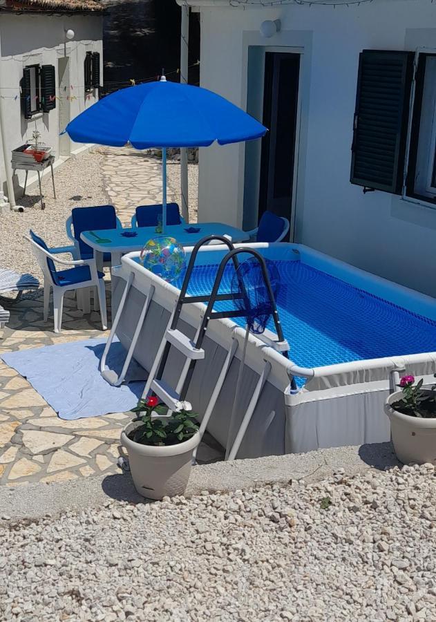 Lovely Studio In Strinilas With Its Own Pool Esterno foto