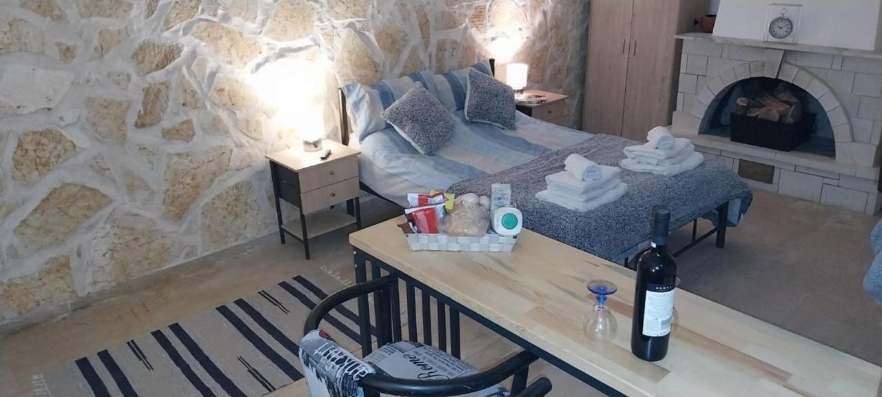 Lovely Studio In Strinilas With Its Own Pool Esterno foto
