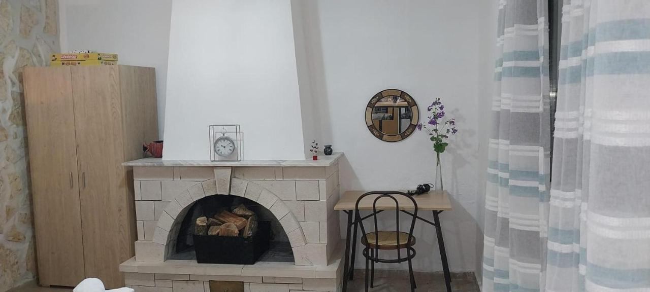 Lovely Studio In Strinilas With Its Own Pool Esterno foto