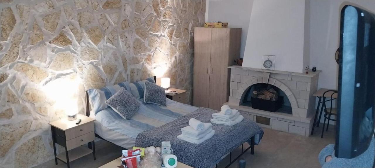 Lovely Studio In Strinilas With Its Own Pool Esterno foto