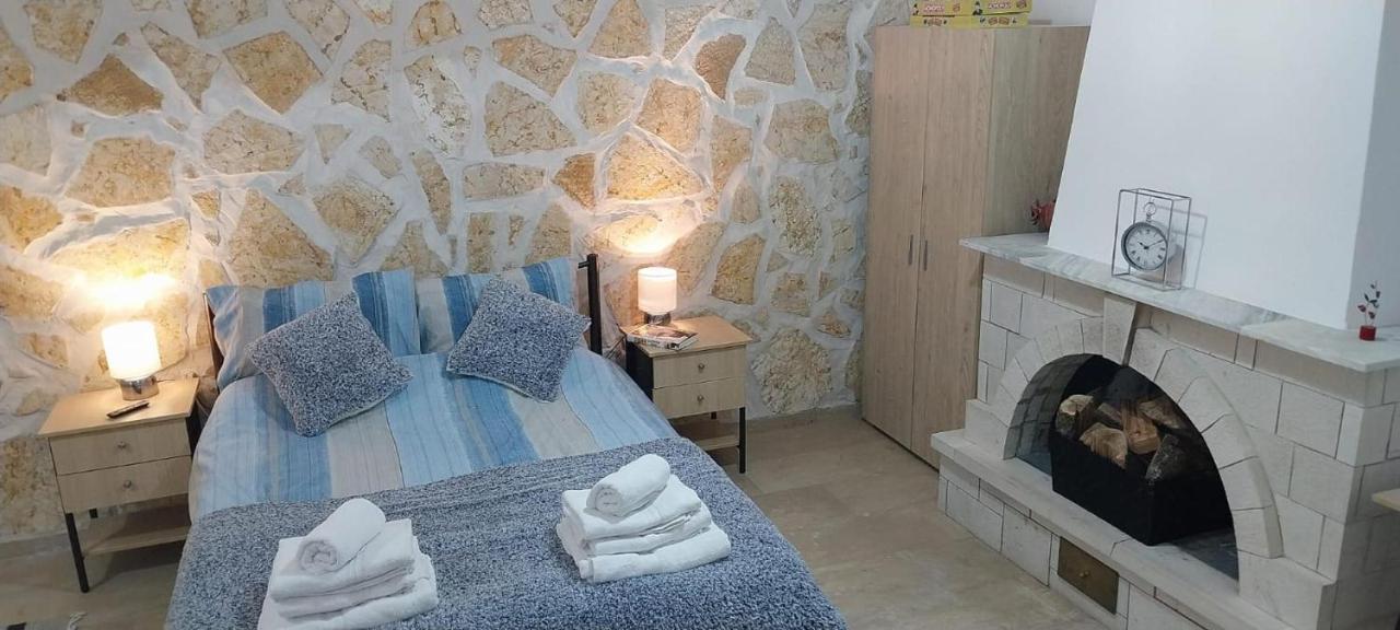 Lovely Studio In Strinilas With Its Own Pool Esterno foto