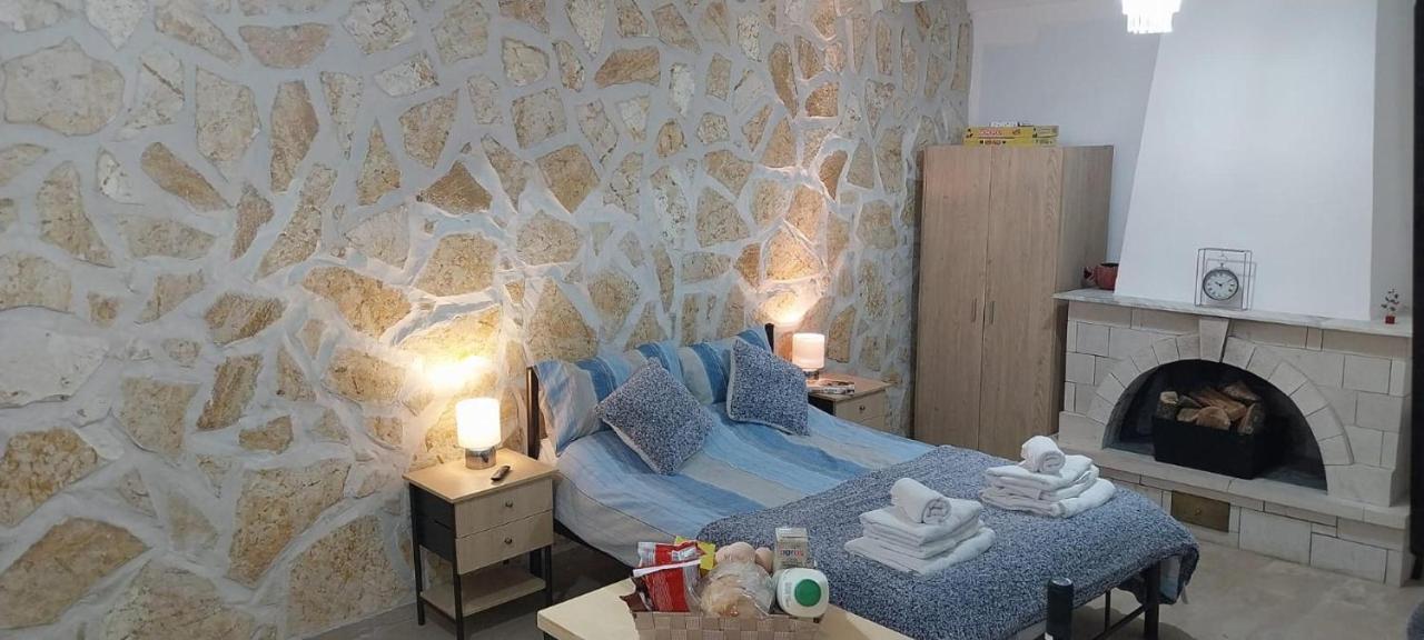 Lovely Studio In Strinilas With Its Own Pool Esterno foto