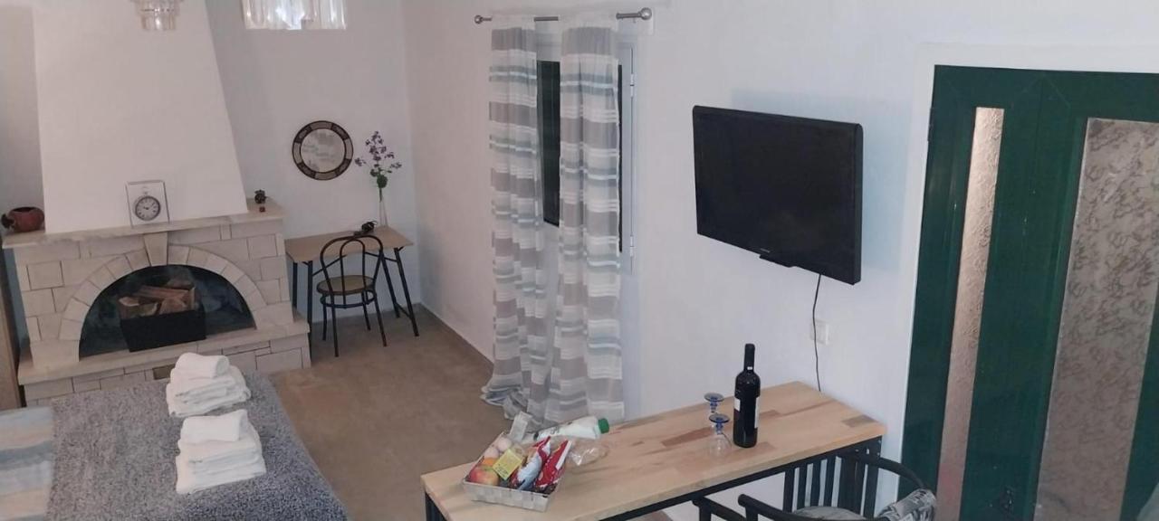Lovely Studio In Strinilas With Its Own Pool Esterno foto